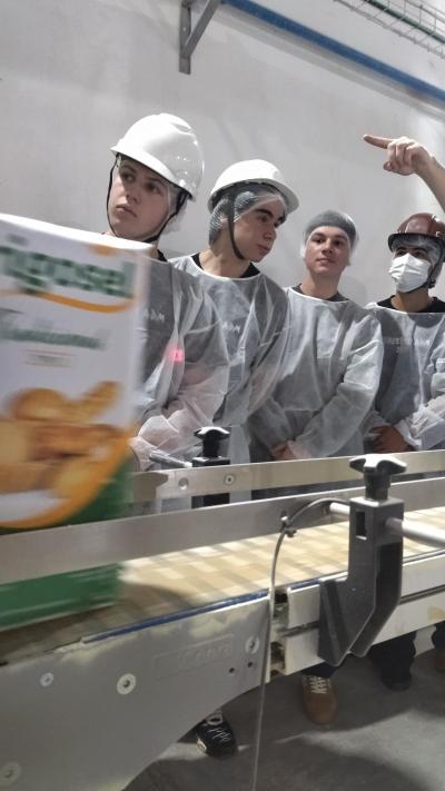 Estudantes de Guaraniaçu visitam Moinho Coprossel e conhecem processo de industrialização do trigo